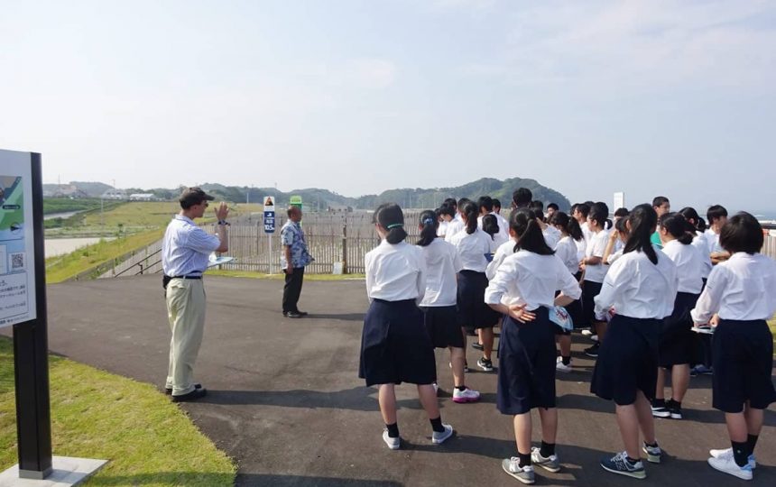 津波被害地区を訪れた高校生たち